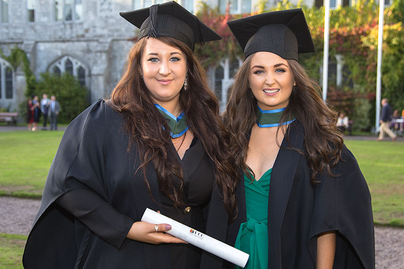 BSc (Hons) in Biochemistry graduates of 2018: Siobhan Bebb and Hannah Bradley.