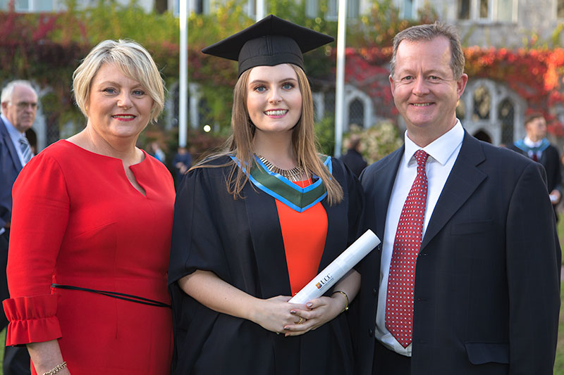 BSc (Hons) in Biochemistry graduate of 2018: Gillian Murphy with her parents.