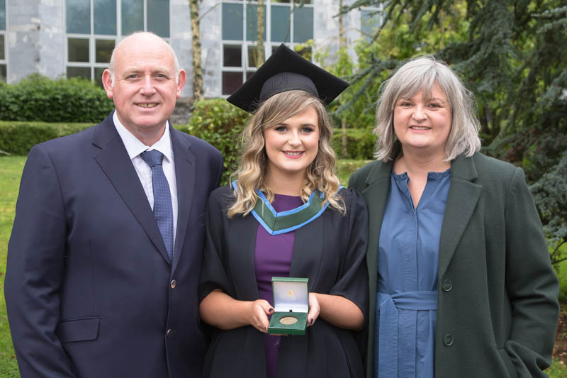 Winner of the Art Champlin Gold Medal for 2019, Caoimhe Lynch with her parents, John and Sharon Lynch